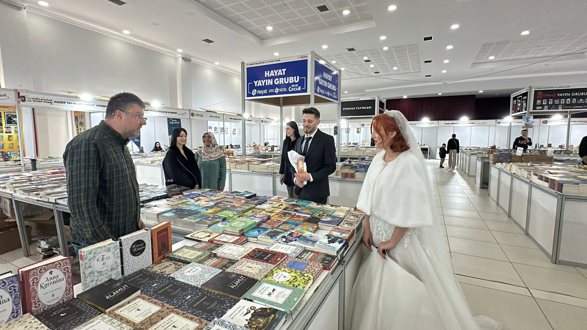 Burdur'da yeni evlenen çift, kitap fuarını ziyaret etti