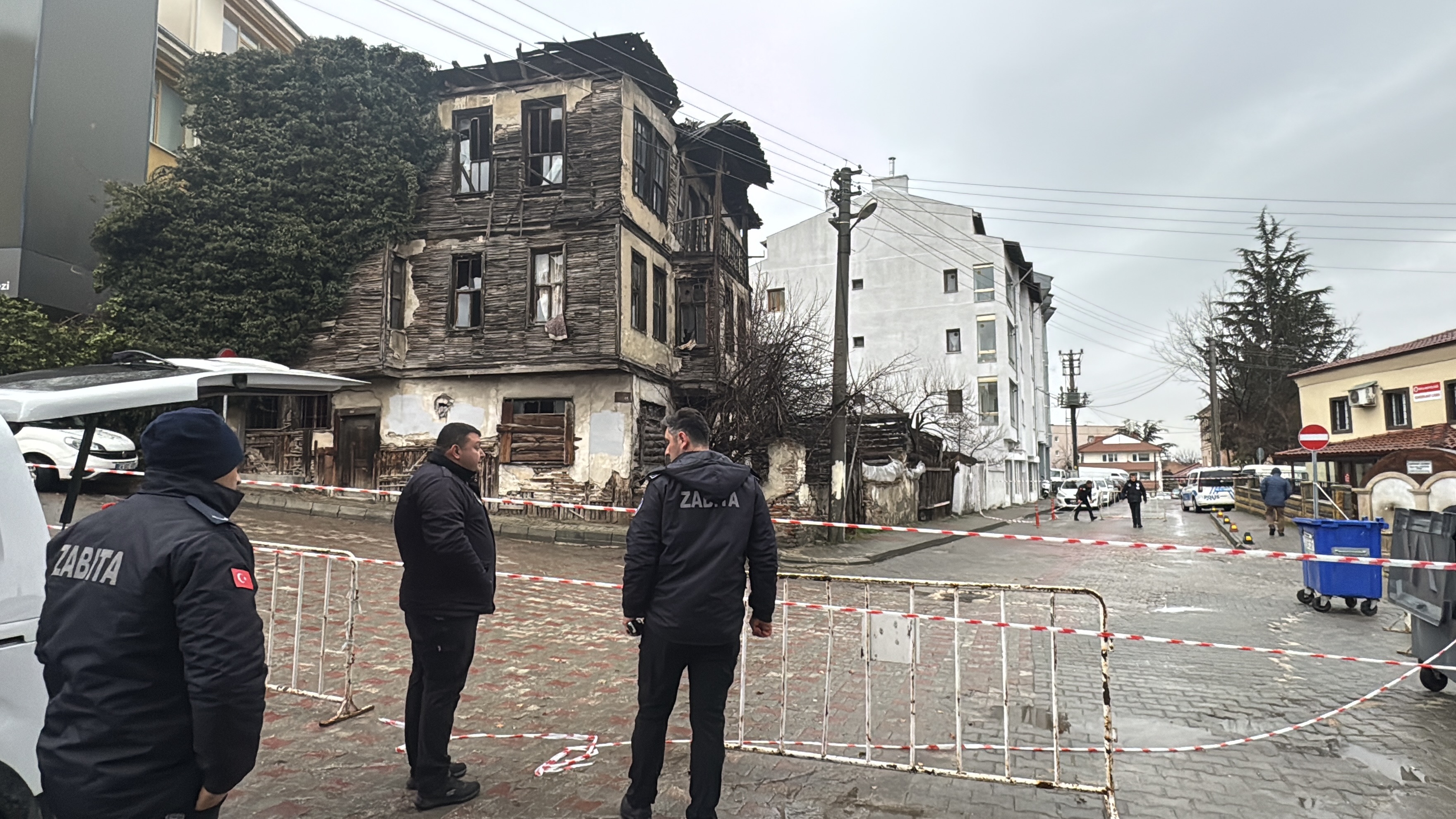 Bolu'da çökme yaşanan binadan düşen parçalar park halindeki araca hasar verdi