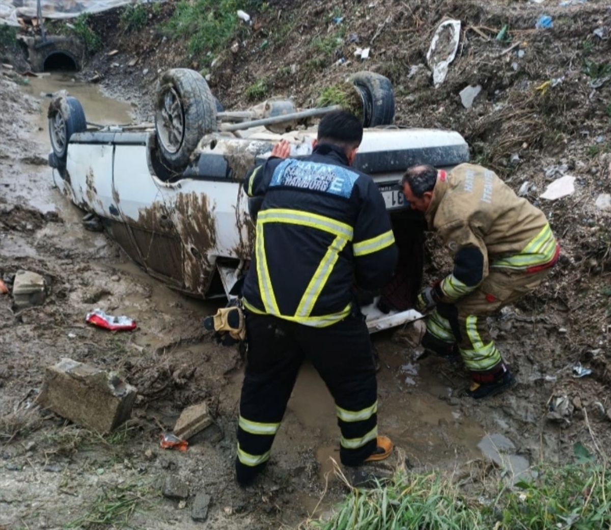 Hatay'da devrilen otomobildeki 3 kişi yaralandı