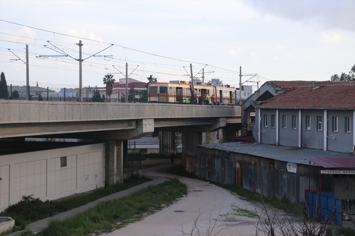 Adana'da hafif raylı sistemin bir vagonu raydan çıktı