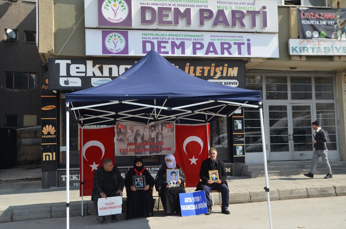 Muş'ta aileler DEM Parti önündeki eylemlerini sürdürüyor