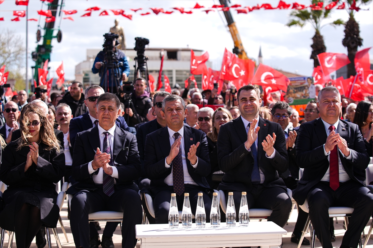 CHP Genel Başkanı Özel, İzmir'de açılış ve temel atma töreninde konuştu: