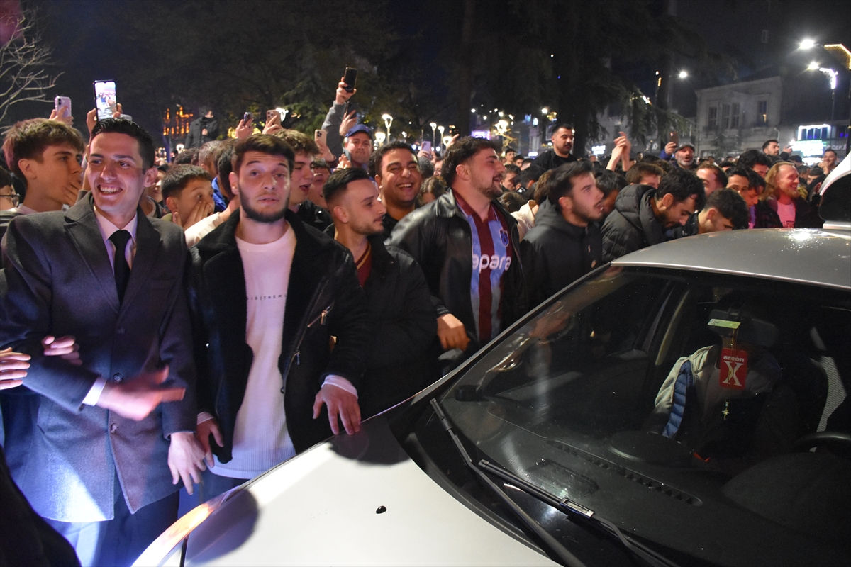 Trabzonsporlu taraftarlar, Galatasaray galibiyetini kutladı