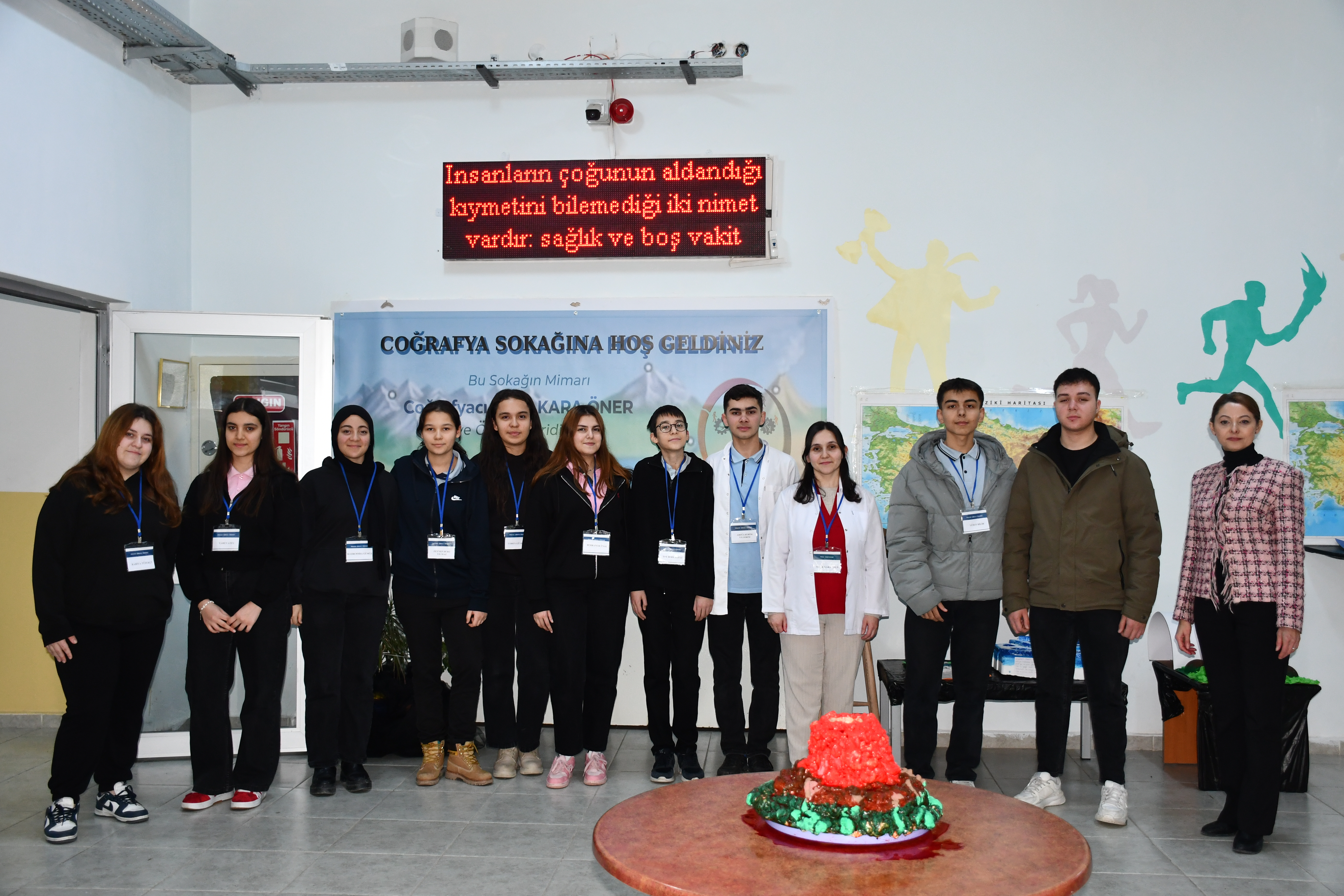 Coğrafi şekilleri atık malzemelerden maket yaparak öğreniyorlar