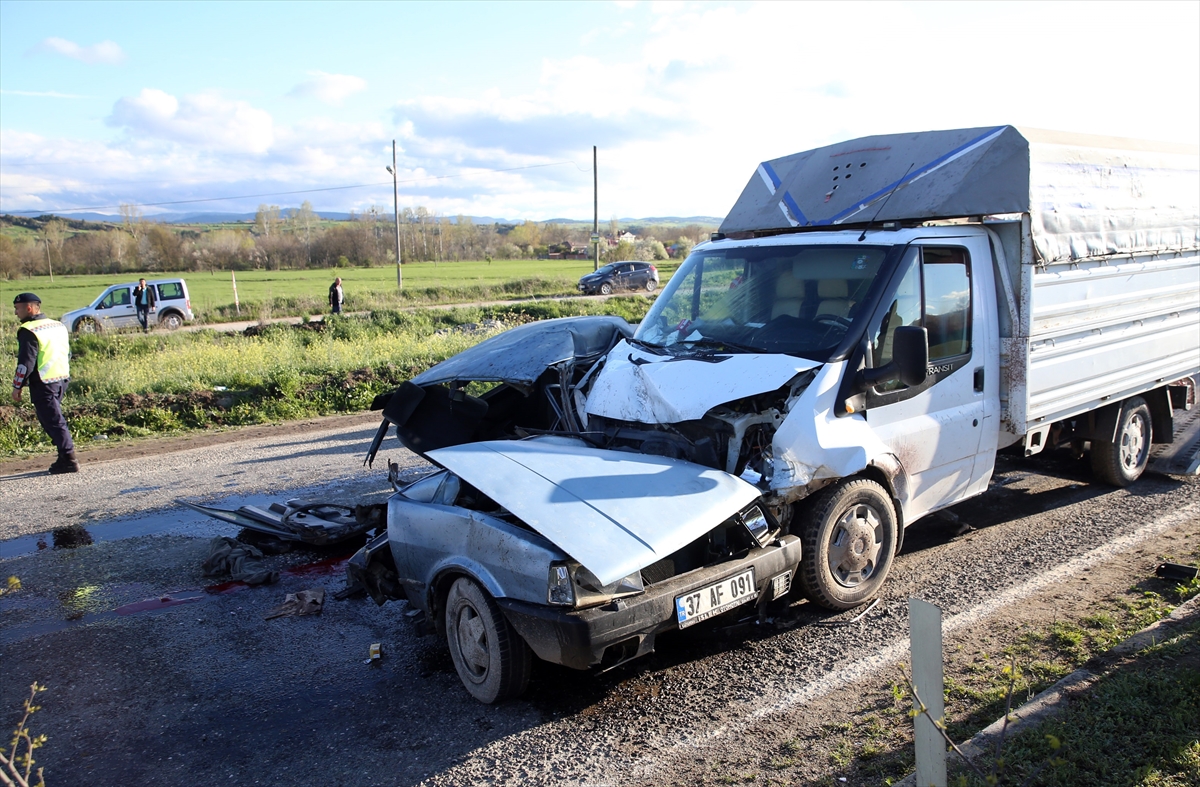 Kastamonu'da kamyonetle otomobilin çarpıştığı kazada 1 kişi öldü, 1 kişi yaralandı