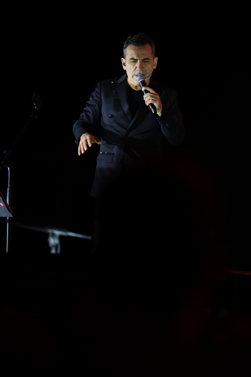 Şarkıcı Ferhat Göçer, Aydın Kültür Yolu Festivali'nde konser verdi