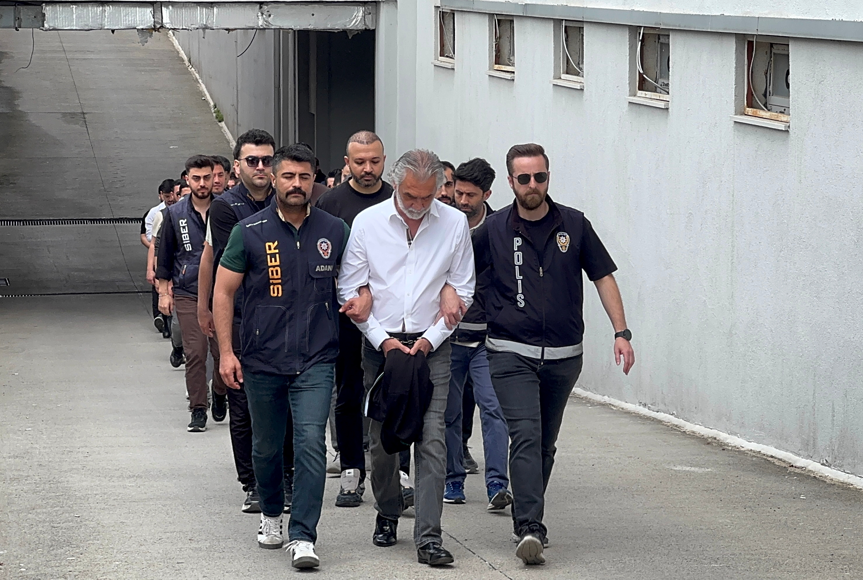 Adana merkezli yasa dışı bahis operasyonunda yakalanan 154 zanlı adliyede