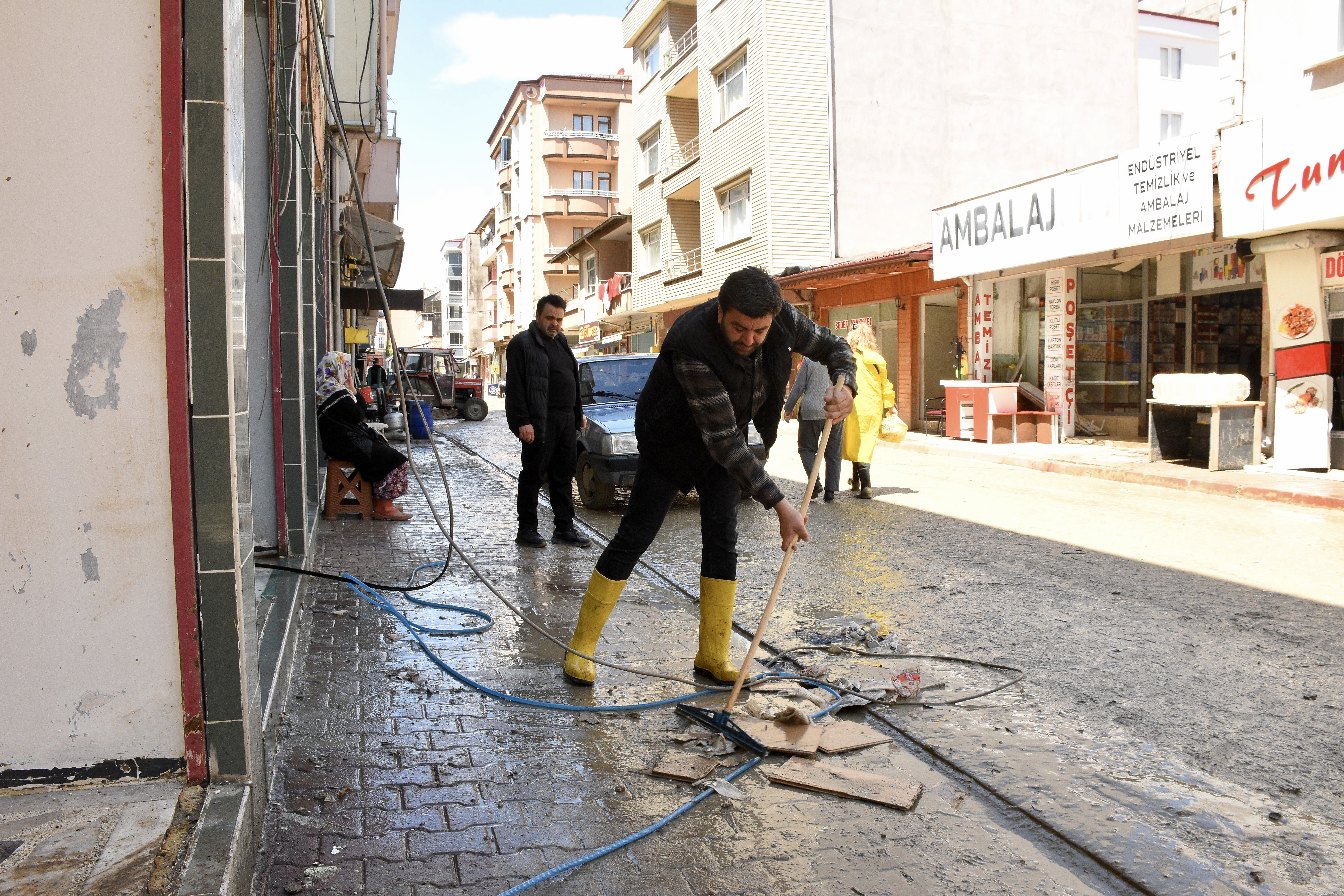 Samsun'un Havza ilçesindeki selde otomobilin üzerinde sürüklenen kişi yaşadıklarını anlattı