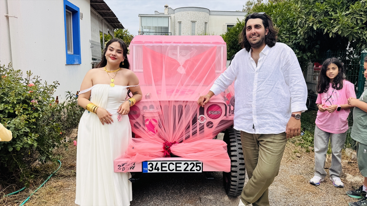 Bodrum'da baba oğuldan gelin adayına pembe cip sürprizi