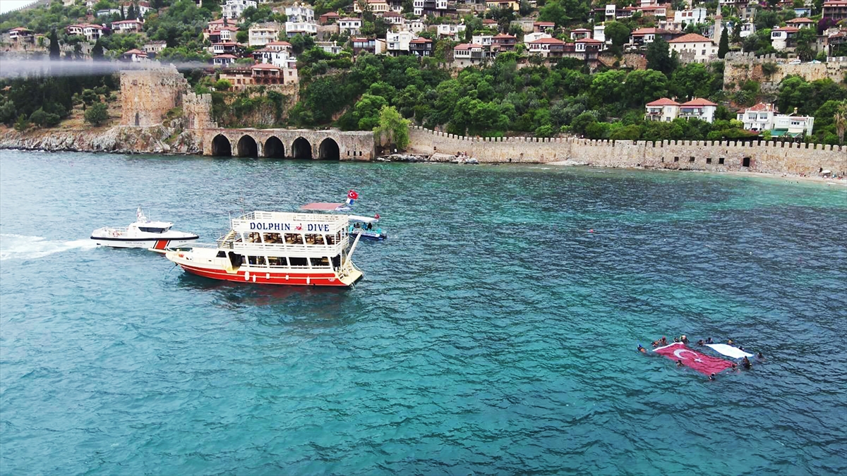 Alanya'da deniz dibi temizliği yapıldı