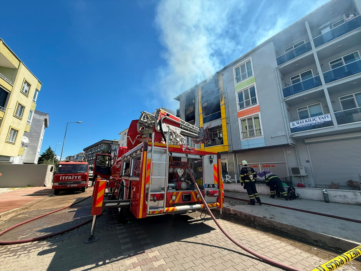 Çanakkale'de 3 katlı apartmanda çıkan yangın söndürüldü