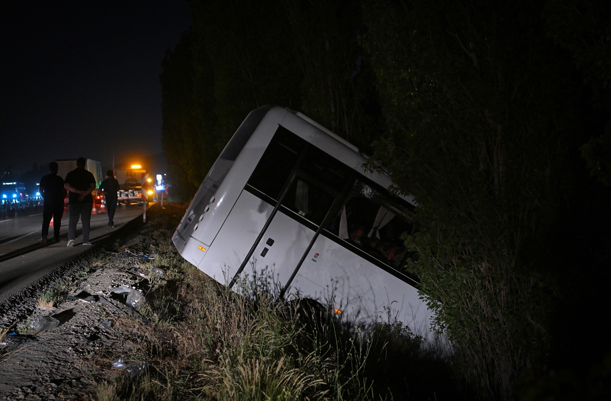 Ankara'da servis minibüsü şarampole devrildi: 8 yaralı