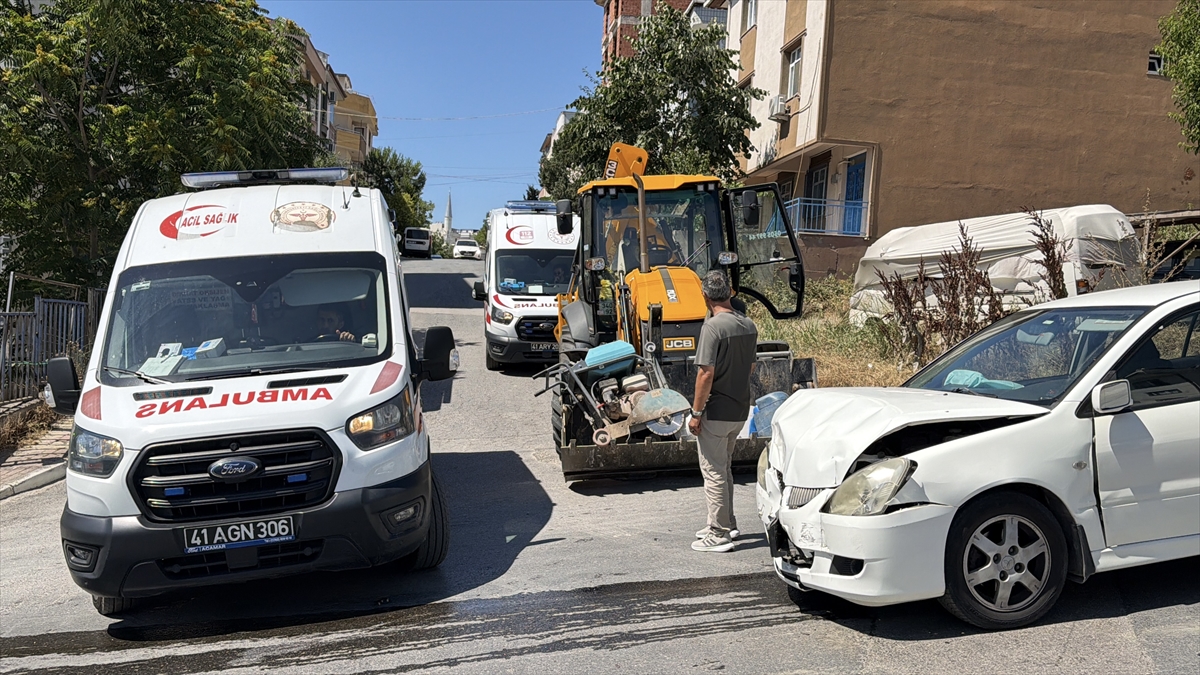 Kocaeli Çayırova’da trafik kazası: İş makinesiyle çarpışan otomobilde 2 yaralı