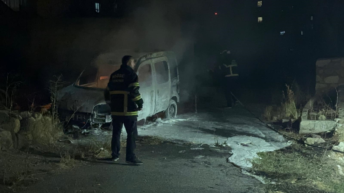 Niğde'de park halindeki hafif ticari araç yandı