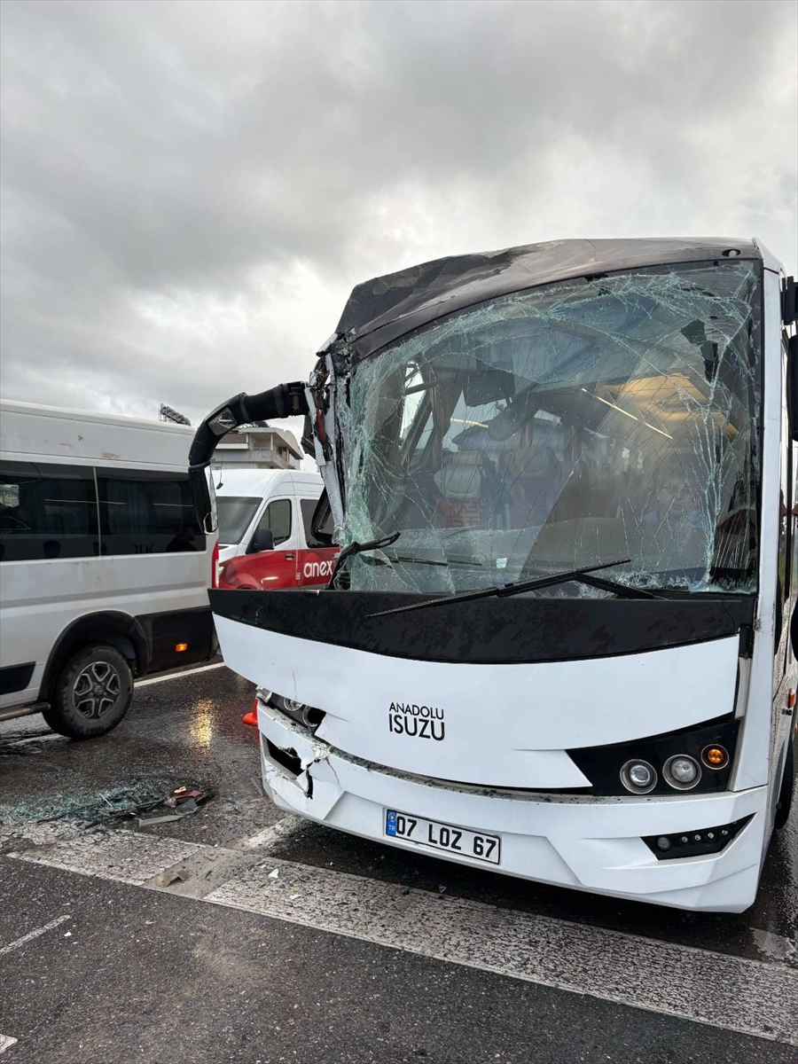 Manavgat'ta meydana gelen zincirleme trafik kazasında 6 kişi yaralandı
